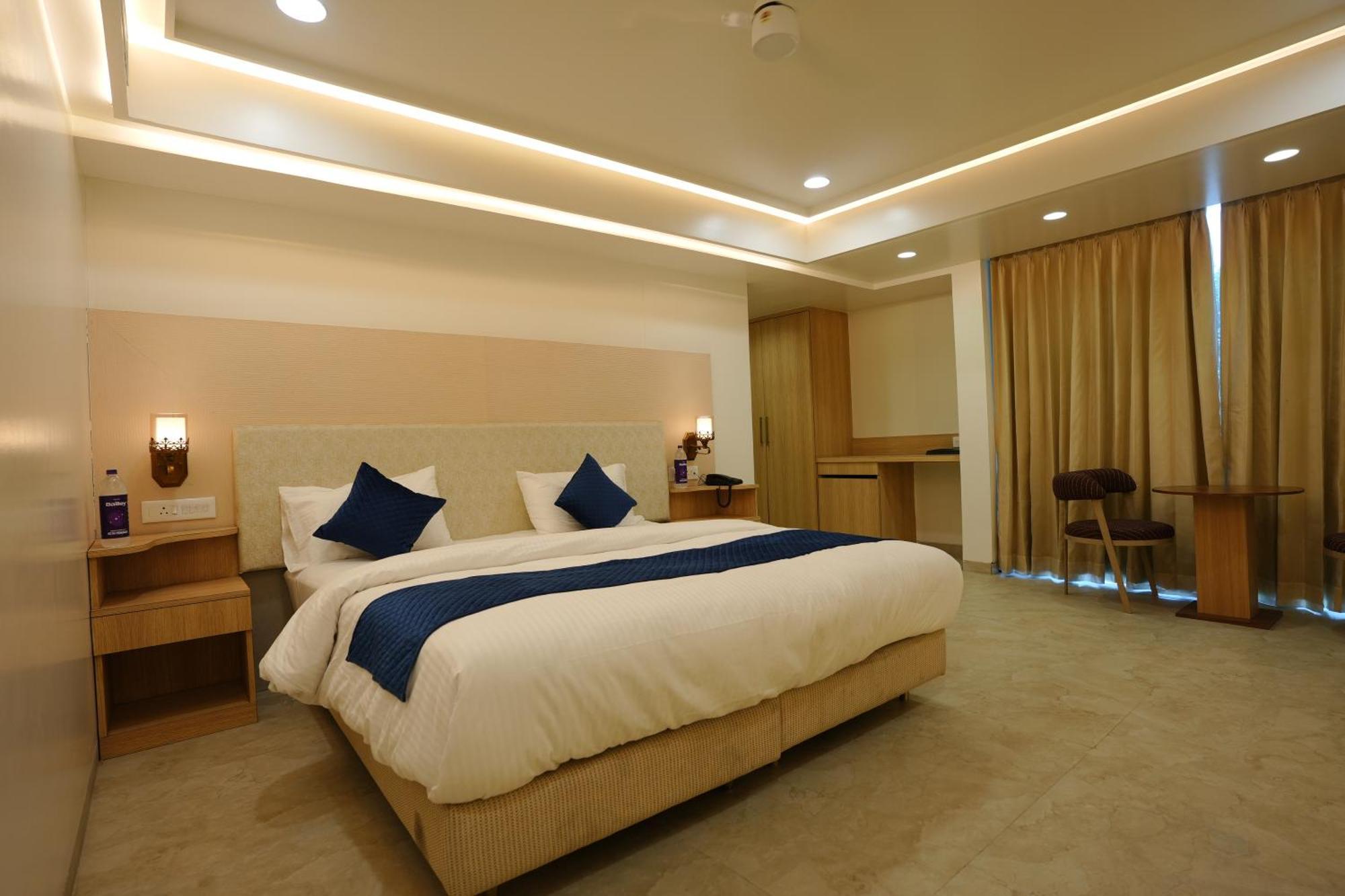Hotel 6 Seasons, Koregoan Park, Pune Exterior foto